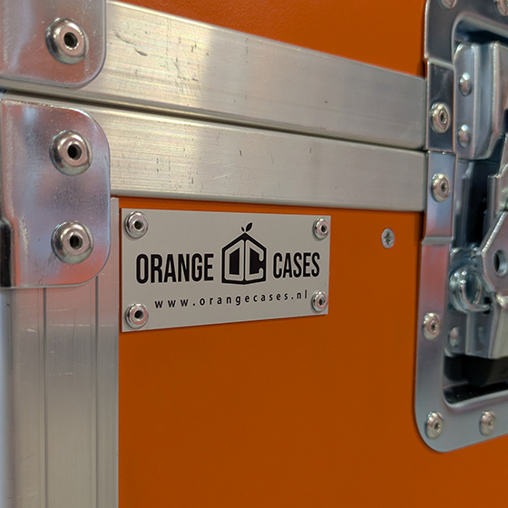 flightcase oranje met logo Orange Cases